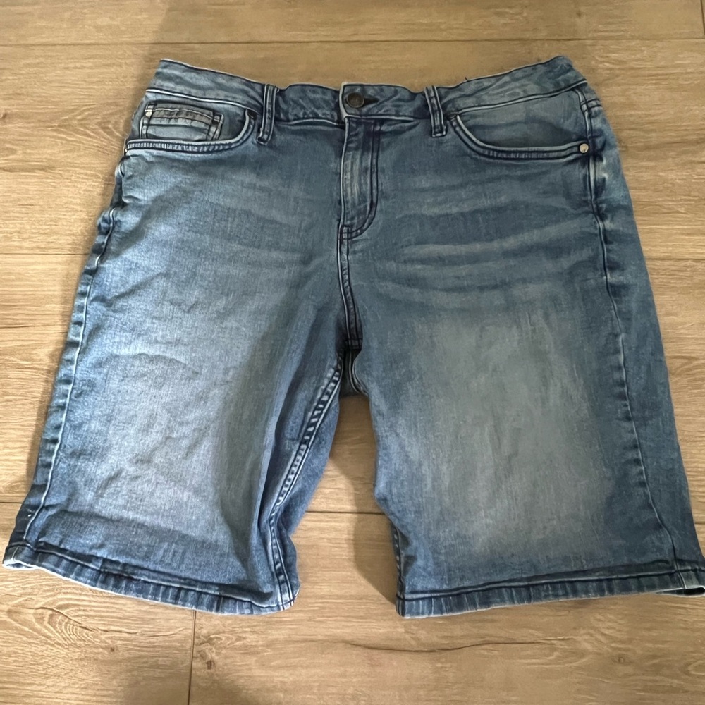 Calvin Klein Medium Wash Jean City Shorts Size 14
